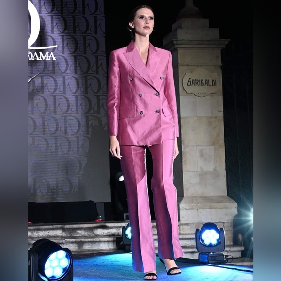 Suit - Picture 3 of 5